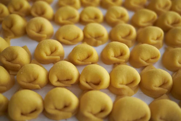 Çiğ Cappelletti Makarna Pişmeye Hazır — Stok fotoğraf