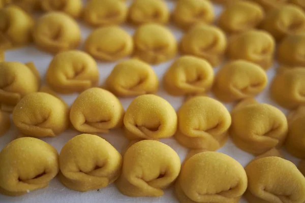 Çiğ Cappelletti Makarna Pişmeye Hazır — Stok fotoğraf