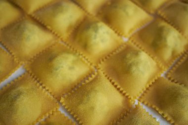 Çiğ Ravioli makarna pişmeye hazır