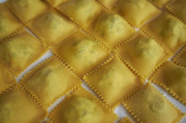 Çiğ Ravioli makarna pişmeye hazır