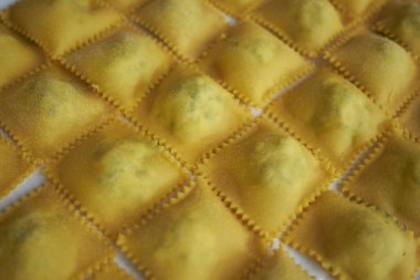 Çiğ Ravioli makarna pişmeye hazır