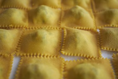 Çiğ Ravioli makarna pişmeye hazır