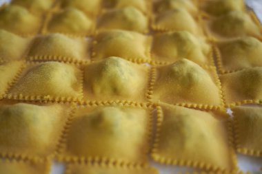 Çiğ Ravioli makarna pişmeye hazır