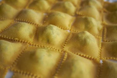 Çiğ Ravioli makarna pişmeye hazır