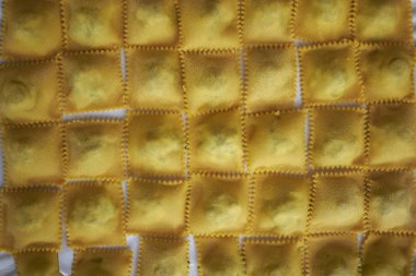 Çiğ Ravioli makarna pişmeye hazır