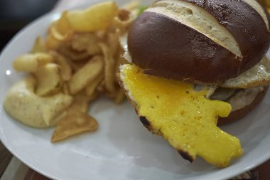 Kızarmış yumurta ve patates kızartması ile Simit sandviç