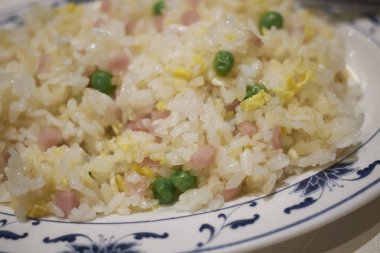 Bezelye, jambon ve yumurta ile Kanton pirinç