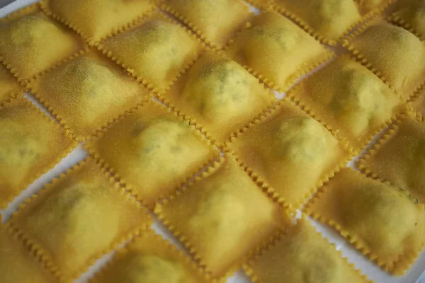 Çiğ Ravioli makarna pişmeye hazır