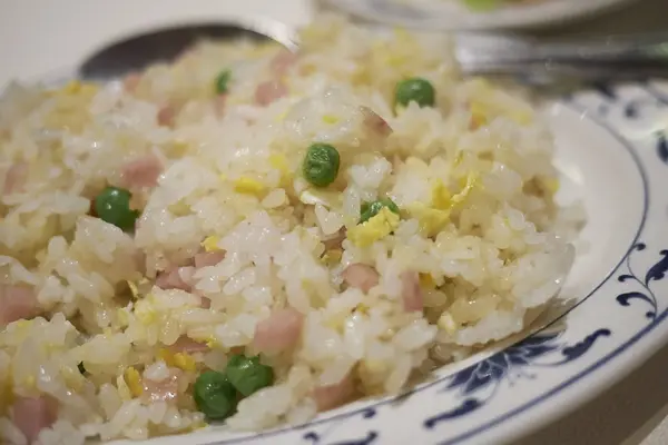 완두콩 곁들인 광둥쌀 — 스톡 사진