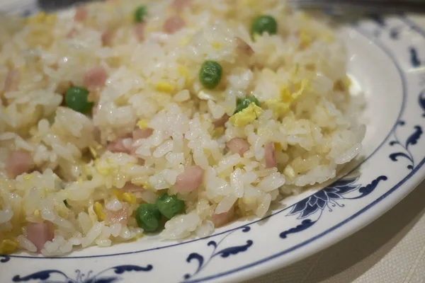 완두콩 계란을 곁들인 광둥쌀 — 스톡 사진