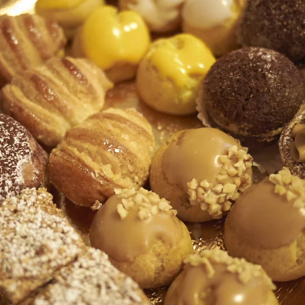 bir tepsi üzerinde çeşitli İtalyan pastane 