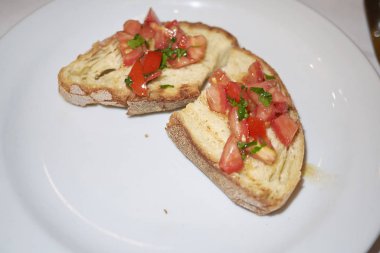 Domates ve fesleğenli bruschetta.