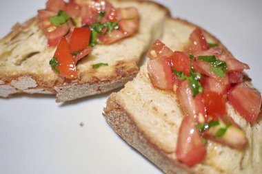 Domates ve fesleğenli bruschetta.