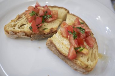 Domates ve fesleğenli bruschetta.
