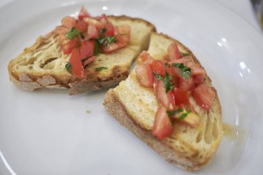 Domates ve fesleğenli bruschetta.