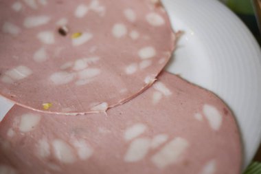 Bir tabak üzerinde Mortadella dilimleri