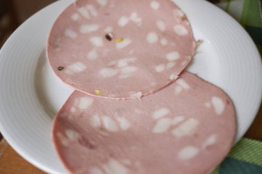 Bir tabak üzerinde Mortadella dilimleri