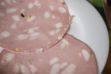 Bir tabak üzerinde Mortadella dilimleri