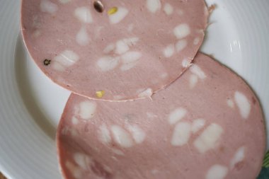Bir tabak üzerinde Mortadella dilimleri