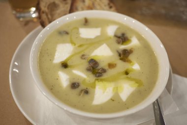 Burrata peyniri ve kapari ile patates çorbası