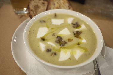 Burrata peyniri ve kapari ile patates çorbası