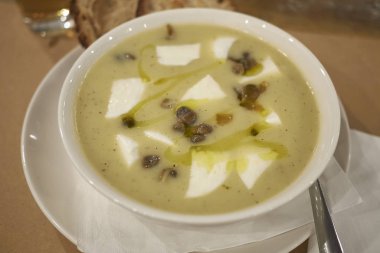 Burrata peyniri ve kapari ile patates çorbası