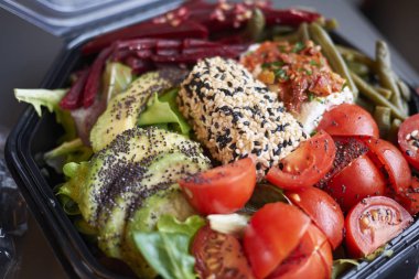 Keçi peyniri ve avokado ile salata