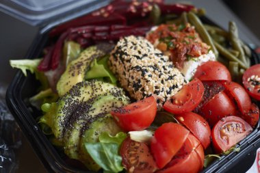 Keçi peyniri ve avokado ile salata