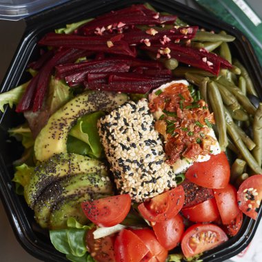 Keçi peyniri ve avokado ile salata