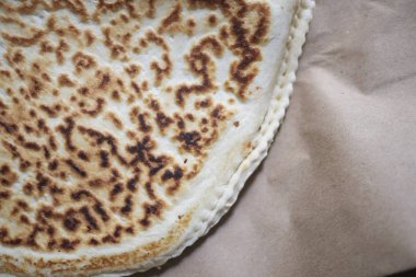 Crescione denilen dolu bir piadina, 