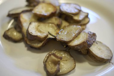 bir yan sipariş olarak kavrulmuş kudüs enginar