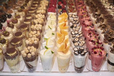 Dondurma tatlısı ile küçük bardak