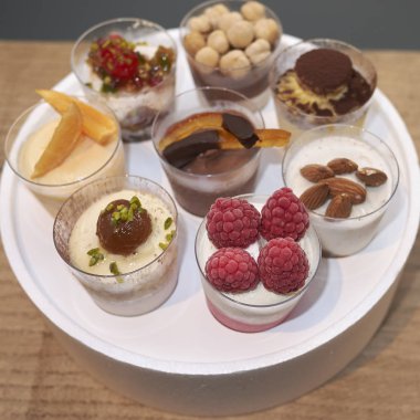 Dondurma tatlısı ile küçük bardak