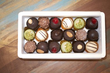 Küçük dondurma ve pralinler bir kutuiçinde