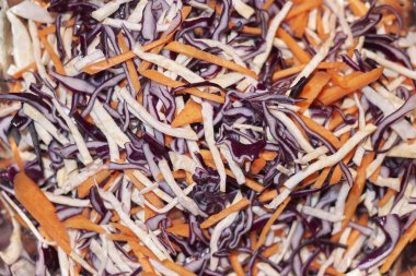 Salata kırmızı lahana, havuç ve kereviz ile