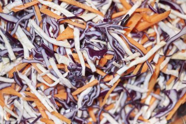 Salata kırmızı lahana, havuç ve kereviz ile