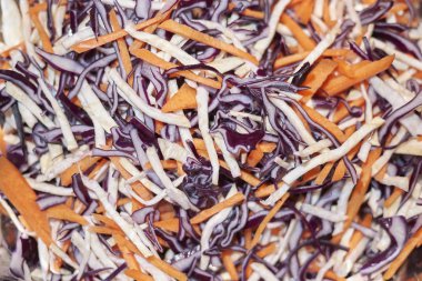 Salata kırmızı lahana, havuç ve kereviz ile