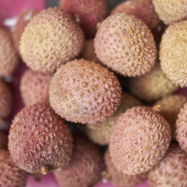Soyulmamış Lychees meyveleri yakın