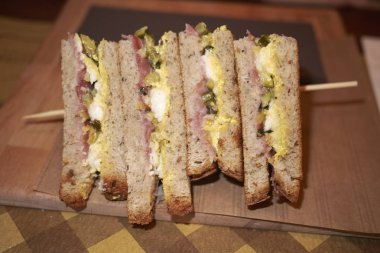 Öğle yemeğinde hindi ve peynirli sandviçler