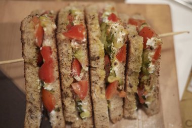 Domates, kabak ve peynir ile vejetaryen sandviç