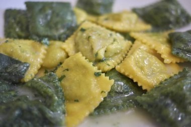 Tereyağı ve adaçayı ile Ravioli makarna