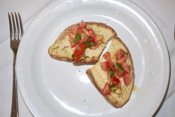 Domates ve fesleğenli bruschetta.
