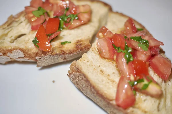 Domates ve fesleğenli bruschetta.