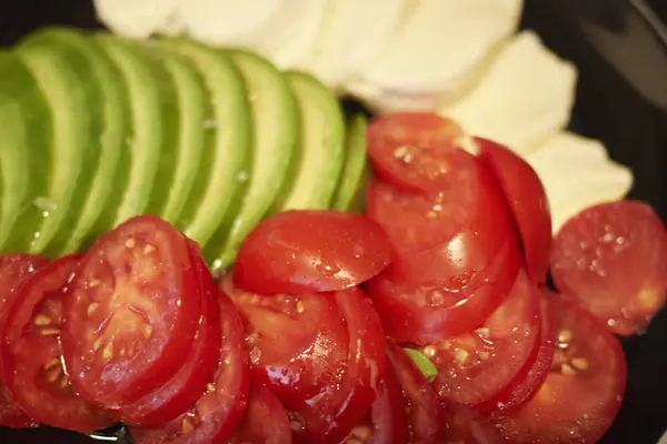 Avokado Domates Mozzarella Peyniri — Stok fotoğraf