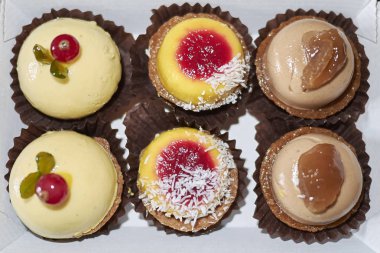 Bir kutu içinde çeşitli lüks pastane