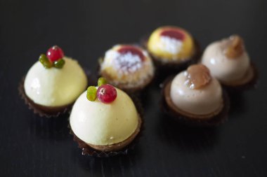 Bir kutu içinde çeşitli lüks pastane