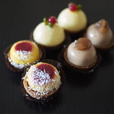 Bir kutu içinde çeşitli lüks pastane