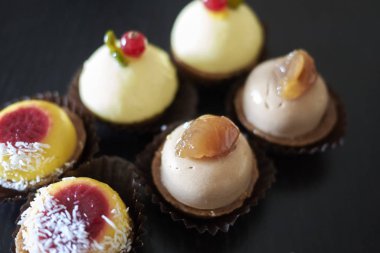 Bir kutu içinde çeşitli lüks pastane