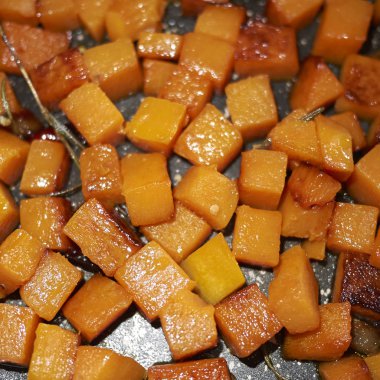 Tavada kavrulmuş kabak küpleri