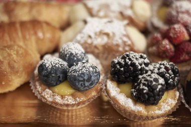 bir tepsi üzerinde çeşitli İtalyan pastane